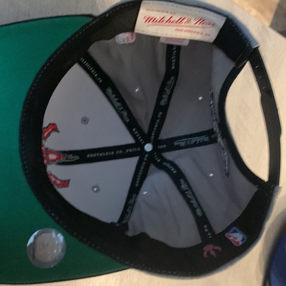 2 Toronto Raptors Snap-back Ball Caps - Picture 5 of 12